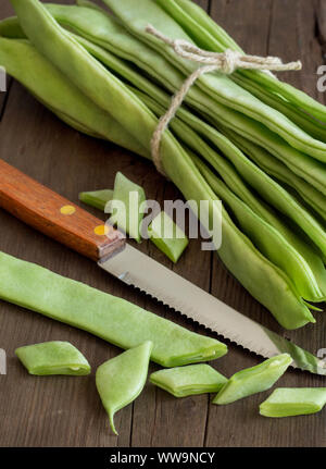 Piattoni haricots verts avec couteau sur la vieille table en bois Banque D'Images