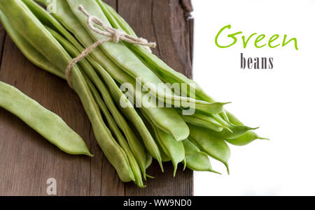 Haricots verts Piattoni sur l'ancienne table en bois Banque D'Images