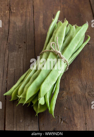 Haricots verts Piattoni sur l'ancienne table en bois Banque D'Images