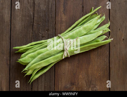 Haricots verts Piattoni sur l'ancienne table en bois Banque D'Images