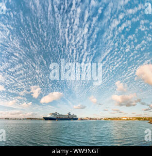 Vue panoramique du ciel au coucher du soleil sur navire de croisière de luxe dans les mer des Caraïbes, Antilles, Amérique Centrale Banque D'Images