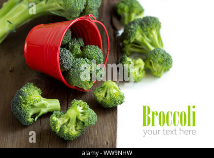 Le brocoli frais en rouge sur le vieux bois de la benne Banque D'Images