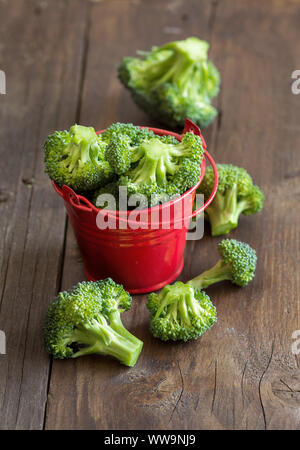 Le brocoli vert en rouge sur le vieux bois de la benne Banque D'Images