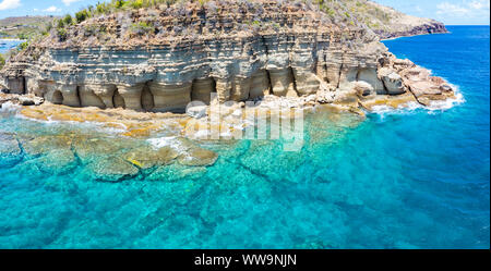 Vue panoramique aérienne de falaises calcaires des Piliers de Hercule, English Harbour, Antigua, Caraïbes, Antilles Banque D'Images