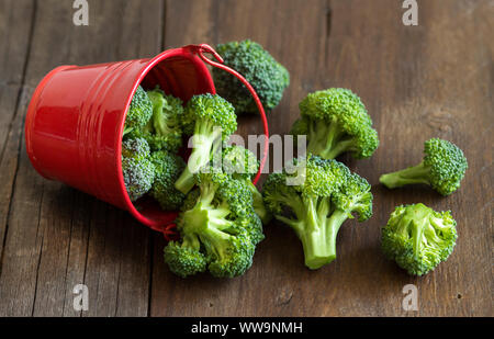 Le brocoli vert en rouge sur le vieux bois de la benne Banque D'Images