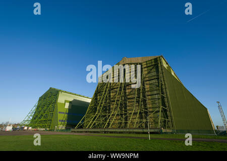 Cardington numéro 1 (à gauche) et 2 (droit) Dirigeable cabanes, remise 2 est maintenant Cardington Studios. Les cabanes ont été construites pour Britains airship constru Banque D'Images