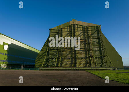 Cardington numéro 1 (à gauche) et 2 (droit) Dirigeable cabanes, remise 2 est maintenant Cardington Studios. Les cabanes ont été construites pour Britains airship constru Banque D'Images