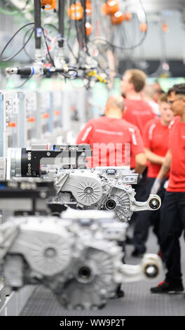 Stuttgart, Allemagne. 09Th Sep 2019. Au cours d'un spectacle pour ouvrir la production du Taycan Porsche, le constructeur de voitures de sport tout-électrique du premier modèle, les employés se tiennent près de moteurs électriques pour l'Taycan. Crédit : Sébastien Gollnow/dpa/Alamy Live News Banque D'Images