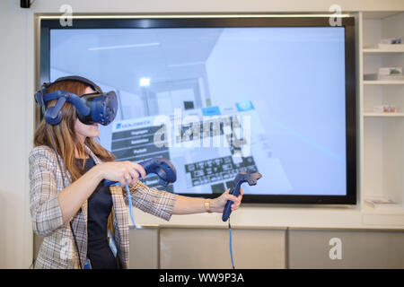 Bielefeld, Allemagne. Août 29, 2019. Katharina Tiemann, architecte à Goldbeck GmbH, conduit par l'intermédiaire d'un office configurator avec lunettes de réalité virtuelle. Altmaier visites moyennes entreprises en Basse Saxe et Rhénanie du Nord-Westphalie durant son voyage de trois jours. Il avait été fortement critiqué par des associations commerciales, en partie parce que les petites et moyennes entreprises n'a guère joué un rôle dans sa stratégie industrielle. Credit : Ole Spata/dpa/Alamy Live News Banque D'Images