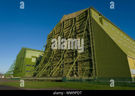 Cardington numéro 1 (à gauche) et 2 (droit) Dirigeable cabanes, remise 2 est maintenant Cardington Studios. Les cabanes ont été construites pour Britains airship constru Banque D'Images