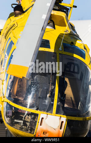 Un détail du rotor d'un hélicoptère jaune avec le ciel en arrière-plan Banque D'Images