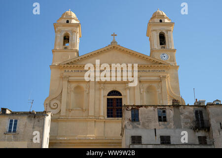 Les deux clochers et l'architecture de la façade de l'église paroissiale de Saint Jean Baptiste / Église Saint-Jean-Baptiste Bastia Corse France. Banque D'Images