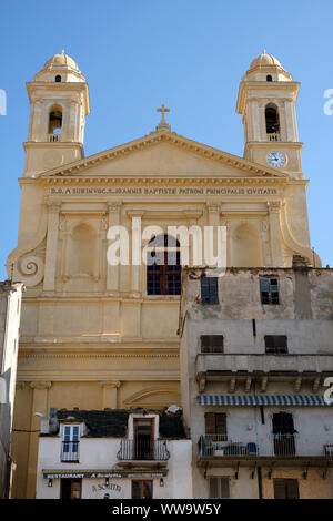 Les deux clochers et l'architecture de la façade de l'église paroissiale de Saint Jean Baptiste / Église Saint-Jean-Baptiste Bastia Corse France. Banque D'Images