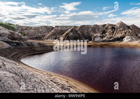 Avec l'eau du lac sanglant rouge au bas de carrière d'argile Banque D'Images