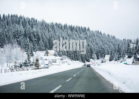 Route dans les montagnes d'hiver Banque D'Images