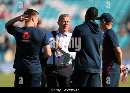 Ancien joueur Angleterre Alec Stewart (deuxième à gauche) parle de l'Angleterre Jason Roy (à gauche) et Archer (deuxième à droite Jofra) au cours de la troisième journée du cinquième test match à l'Ovale de Kia, Londres. Banque D'Images