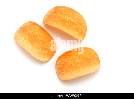 Croustilles de pommes de terre. Trois chips de pomme de terre isolé sur fond blanc - Vue de dessus Banque D'Images