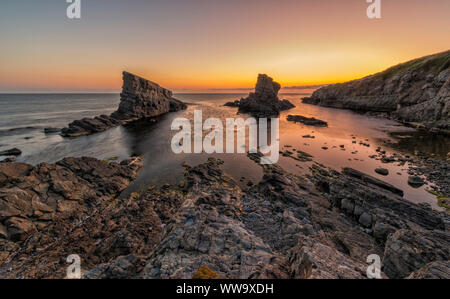 Lever de soleil sur les roches 'navire', la Bulgarie. Banque D'Images