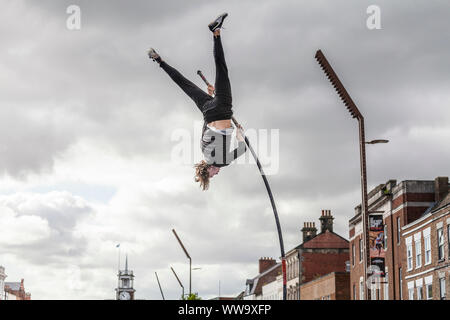 Stockton on Tees, U K. 7 Septembre 2019.La grande ville du Nord ont eu lieu à la grand-rue et de la promenade Riverside et la foule apprécié regarder top classe athlétisme y compris à la perche, saut en longueur, sprint et haies. Un sauteur à la perche en action. David Dixon, Alamy Banque D'Images