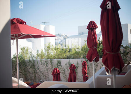 Santorin, Grèce - 23 juin 2018 : Rouge patio parasols sur l'île de Santorin. Banque D'Images