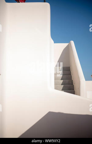 Santorin, Grèce - 23 juin 2018 : Début de la lumière du matin sur un livre blanc et gris escalier dans Santorini. Banque D'Images