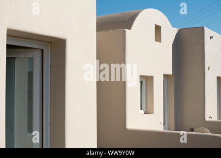 Santorin, Grèce - 23 juin 2018 : Début de la lumière du matin sur les bâtiments blancs à Santorin. Banque D'Images