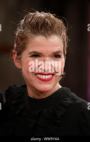 Cologne, Allemagne. 14Th Sep 2019. Le comédien Anke Engelke est assis dans le studio après l'enregistrement de l'émission-débat "WDR Kölner Treff'. Credit : Henning Kaiser/dpa/Alamy Live News Banque D'Images