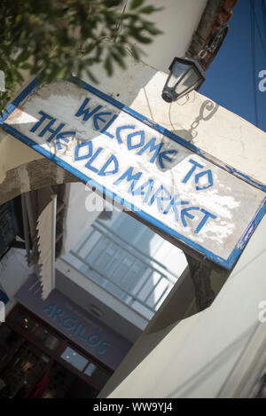 Naxo, Grèce - 26 juin 2018 : un panneau qui dit "Bienvenue à l'ancien marché" accueille les visiteurs sur l'île de Naxos en Grèce. Banque D'Images