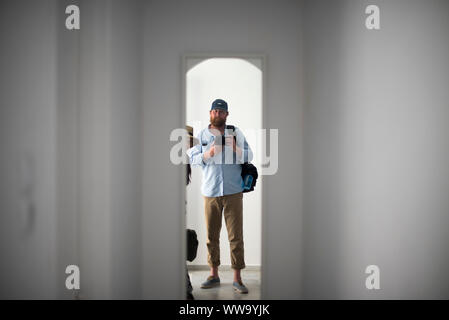 Naxo, Grèce - 26 juin 2018 : les touristes prendre une photo dans un miroir dans le quartier de la vieille ville de Naxos, une île grecque de touristes. Banque D'Images