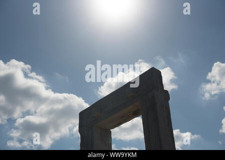 Naxos, Grèce - 27 juin 2018 : Le soleil de midi éclaire l', rendant la silhouette de la Portara, également appelée la grande porte, construite en l'honneur d'Apollon, G Banque D'Images