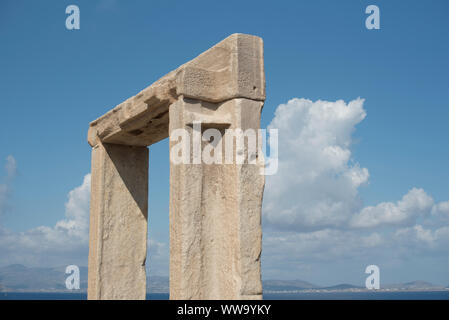 Naxos, Grèce - 27 juin 2018 : Le soleil brille sur la porte d'Apollon sur l'île de Naxos, un endroit populaire auprès des touristes à la Grèce. Banque D'Images