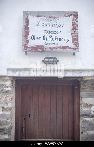 Naxos, Grèce - 28 juin 2018 : Un ancien signe pour une raffinerie d'huile d'olive sur une journée ensoleillée à Koronos, un petit village sur l'île grecque de Naxos. Banque D'Images