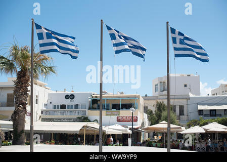 Naxos, Grèce - 29 juin 2018 : trois drapeaux grecs vague en face de restaurants sur l'île de Naxos, une destination populaire pour touristes grecs. Banque D'Images