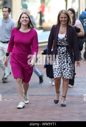 Le leader libéral démocrate Jo Swinson (gauche) marche avec la Rcbd Vikki Slade, chef de Bournemouth, Christchurch et Poole Conseil, comme ils la tête à visiter un magasin Lush, au cours de la conférence d'automne des démocrates libéraux au Centre International de Bournemouth. Banque D'Images