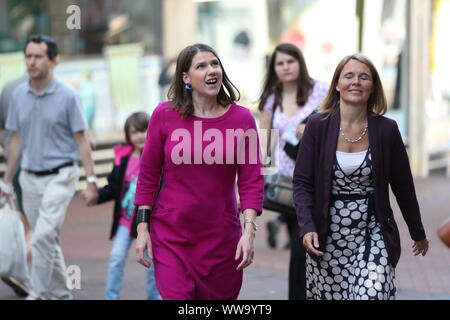 Le leader libéral démocrate Jo Swinson (gauche) marche avec la Rcbd Vikki Slade, chef de Bournemouth, Christchurch et Poole Conseil, comme ils la tête à visiter un magasin Lush, au cours de la conférence d'automne des démocrates libéraux au Centre International de Bournemouth. PA Photo. Photo date : Samedi 14 septembre 2019. Les libéraux-démocrates vont commencer la campagne pour l'annulation de Brexit entièrement lorsque le parti se réunit pour sa conférence d'automne le samedi. Voir l'histoire principale LIBDEMS PA. Crédit photo doit se lire : Jonathan Brady/PA Wire Banque D'Images