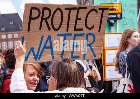 Les manifestants protestaient contre le changement climatique avec des bannières disant protéger l'eau. Banque D'Images