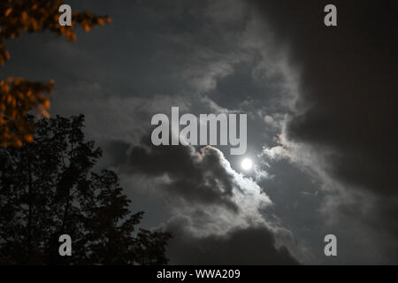 Berlin, Allemagne. Sep 12, 2019. La lune est partiellement couvert par les nuages dans la nuit. Credit : Jens Kalaene Zentralbild-/dpa/ZB/dpa/Alamy Live News Banque D'Images