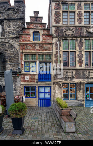 La minuscule Tolhuisje (Chambre de Tonlieu) avec porte et fenêtres bleu vif. C'est la plus petite maison à Gand, qui se dresse sur la Graslei. Banque D'Images