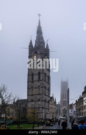 L'aperçu des 91m de haut beffroi de Gand, surmonté d'un dragon, contre ciel d'hiver gris. Le beffroi est le symbole de l'autonomie et l'indépendance. Banque D'Images