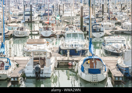 Marina de Plaisance bondé avec beaucoup de yachts et les petits bateaux de plaisance - pas de noms ou d'identification du produit Banque D'Images