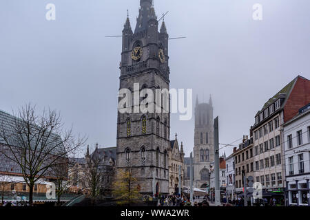 L'aperçu des 91m de haut beffroi de Gand, surmonté d'un dragon, contre ciel d'hiver gris. Le beffroi est le symbole de l'autonomie et l'indépendance. Banque D'Images
