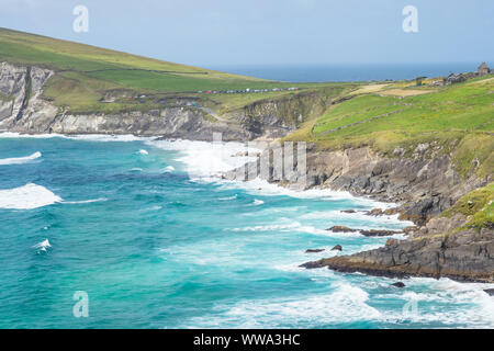 Une vue de Dun Mor et un mor Sleibhe Blascaod de Ceanne sur la péninsule de Dingle, comté de Kerry, Irlande. Banque D'Images