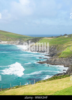 Une vue de Dun Mor et un mor Sleibhe Blascaod de Ceanne sur la péninsule de Dingle, comté de Kerry, Irlande. Banque D'Images