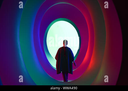 Un visiteur promenades à travers Colorscape durant la Colorscape Music Festival, qui se déroule du 14 au 22 septembre sur Clapham Common à Londres. Banque D'Images