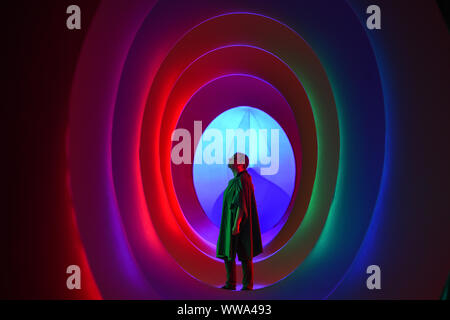 Un visiteur promenades à travers Colorscape durant la Colorscape Music Festival, qui se déroule du 14 au 22 septembre sur Clapham Common à Londres. Banque D'Images