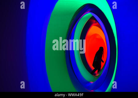Un visiteur promenades à travers Colorscape durant la Colorscape Music Festival, qui se déroule du 14 au 22 septembre sur Clapham Common à Londres. Banque D'Images