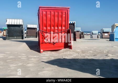 Chaises Red Beach sur une plage vide, Warnemunde mer Baltique Allemagne strandkorb Banque D'Images