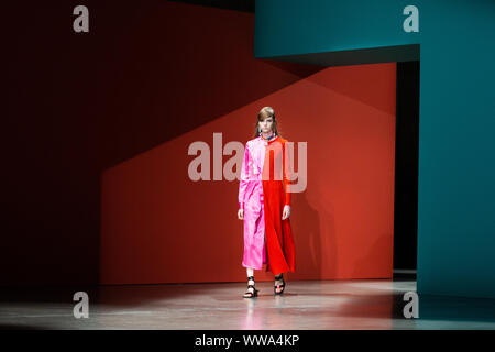 Un modèle sur le podium pendant les ports 1961 Printemps/Été 2020 London Fashion Week show à la Tate Modern de Londres. Banque D'Images