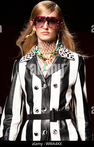 Un modèle sur le podium pendant les ports 1961 Printemps/Été 2020 London Fashion Week show à la Tate Modern de Londres. Banque D'Images