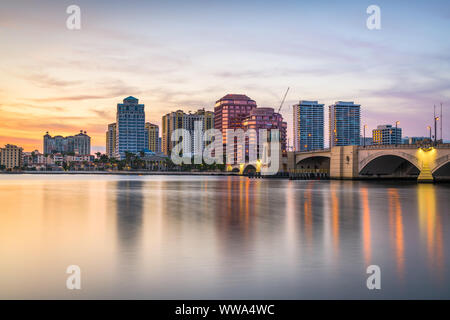 West Palm Beach, Floride, USA sur le centre-ville au crépuscule. Banque D'Images